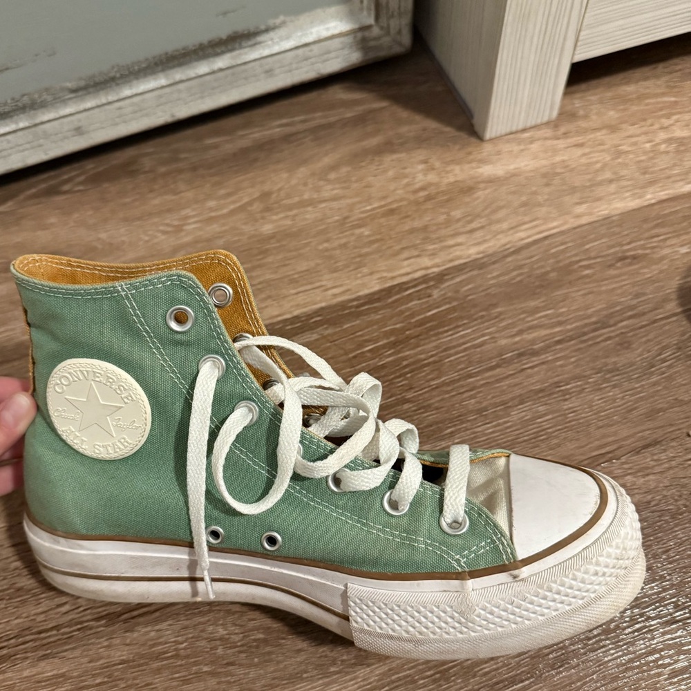 Women’s high top Platform Converse Size 8.5